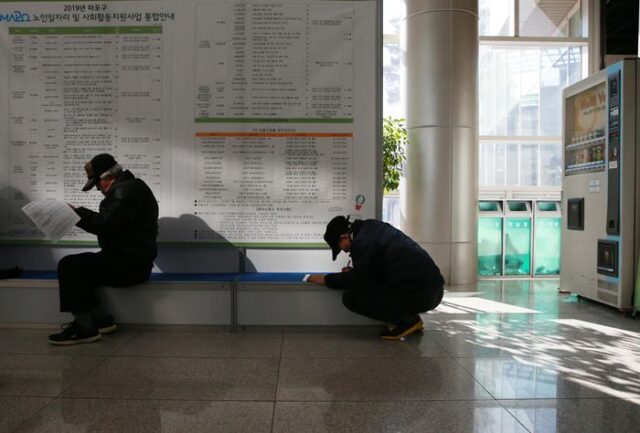서울의 한 지자체가 개최한 노인 일자리 지원 행사에서 구직자들이 신청서를 작성하고 있다. /조선DB