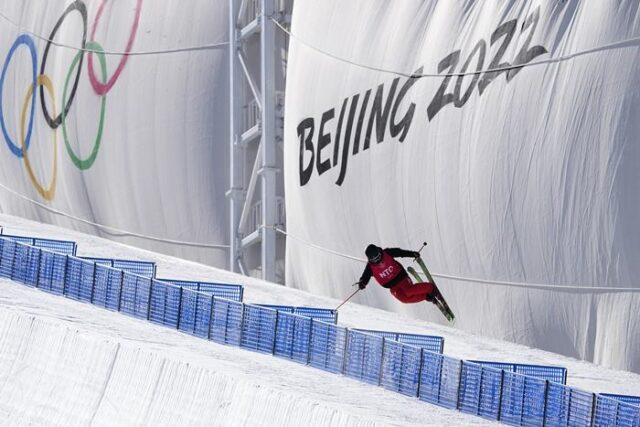 27일(현지 시각) 중국 베이징 인근 허베이성 장자커우의 스키 경기장에서 올림픽 참가 예정자가 연습하고 있다./AP 연합뉴스