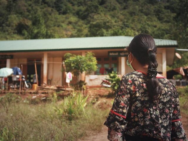 고향 카야 주를 떠나 난민캠프에 거주 중인 14세 소녀 퇀타가 학교를 개조해 만든 임시 거처를 바라보고 있다./세이브더칠드런 제공